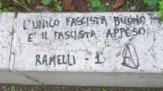 La scritta apparsa sulla lapide - © www.giornaledibrescia.it