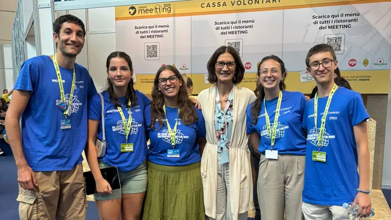 Mariastella Gelmini con i giovani volontari del Meeting - © www.giornaledibrescia.it