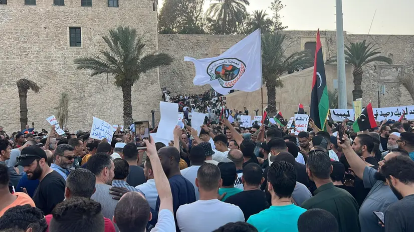 epa12129477 Libyans protest to demand the resignation of the national unity government in Tripoli, Libya, 23 May 2025. EPA/STRINGER