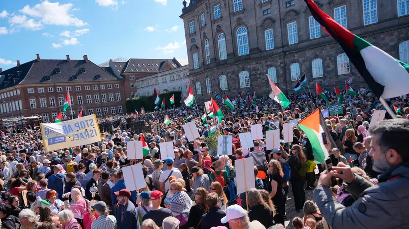 epa12319705 People take part in a demonstration named 'All of Denmark on the streets for a free Palestine' at Christiansborg Slotsplads in Copenhagen, Denmark, 24 August 2025. The demonstration is organized by over 100 groups and organizations. EPA/EMIL HELMS DENMARK OUT