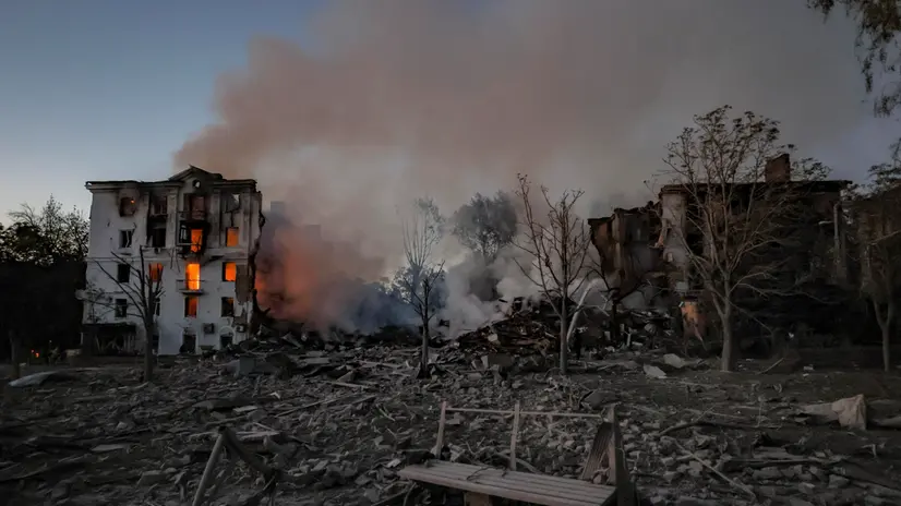epa12276601 A fire burns at the site of a Russian strike to a five-storied residential building in Kramatorsk in the Donetsk region, Ukraine, 31 July 2025 (issued 01 August 2025), amid the ongoing Russian invasion. At least one person was killed and 11 more were injured according to the State Emergency Service. Kramatorsk is the administrative center of the Kramatorsk district in the Donetsk region of Ukraine, which is about 40 km from the frontline. EPA/YEVHEN TITOV