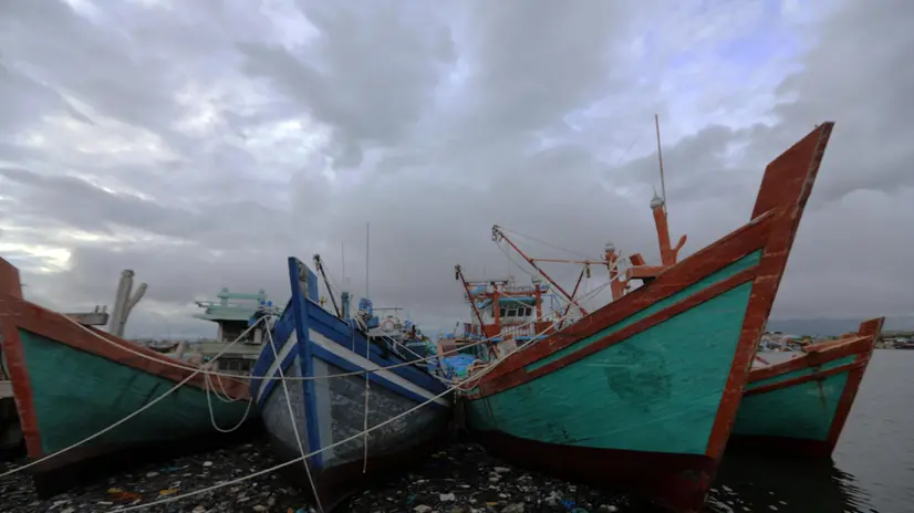 epa12287644 Fishermen anchor their boats at a port due to the bad weather warnings in Banda Aceh, Indonesia, 07 August 2025. The Meteorology, Climatology, and Geophysics Agency (BMKG) Aceh Meteorology Station issued an early warning regarding rain, strong winds, and lightning accompanied by thunder throughout the Aceh region. It appealed to people in coastal areas with the potential for high waves, fishermen and ship operators to continue to pay attention to weather information developments before going to sea. EPA/HOTLI SIMANJUNTAK