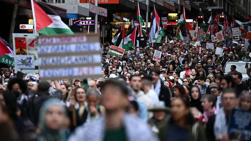 epa12319349 Protesters hold placards as they participate in a pro Palestinian rally in Sydney, Australia, 24 August 2025. EPA/BIANCA DE MARCHI NO ARCHIVING AUSTRALIA AND NEW ZEALAND OUT