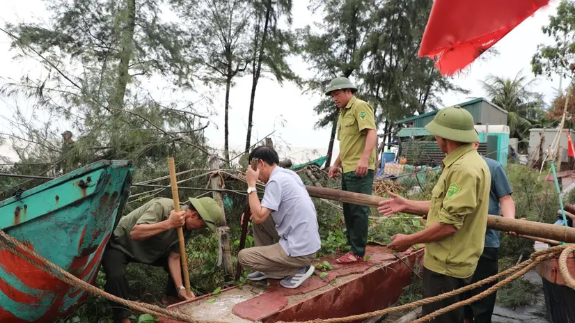 epa12320705 A handout photo made available by Vietnam News Agency shows people working to bring boats ashore to ensure safety as Typhoon Kajiki nears in Thanh Hoa, Vietnam, 24 August 2025 (issued 25 August 2025). Authorities in Vietnam are evacuating more than 500,000 people from central coastal provinces where Typhoon Kajiki is forecast to make landfall. EPA/VIETNAM NEWS AGENCY / HANDOUT VIETNAM OUTHANDOUT EDITORIAL USE ONLY/NO SALES