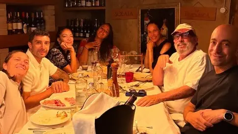 Elodie e Iannone con alcuni amici all'Osteria Quattro Rose di Rovato - Foto Instagram Andrea Iannone