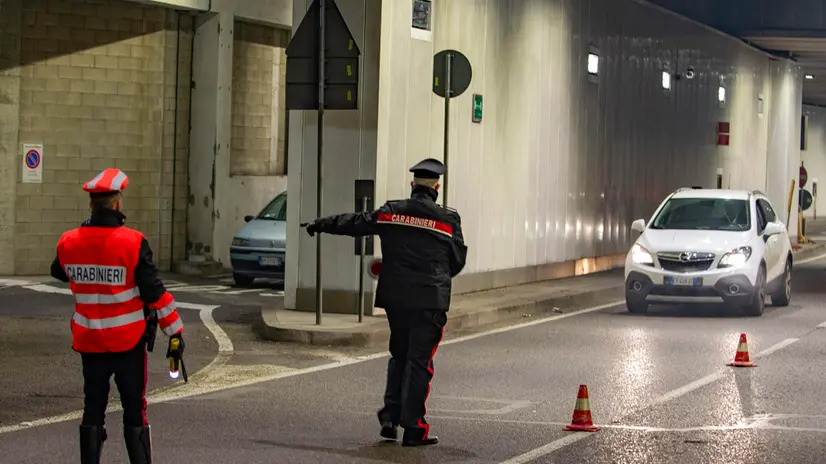 MILANO 11/1/2020 - COMPAGNIA CARABINIERI MILANO - CONTROLLI NOTTURNI - POSTO DI BLOCCO - ALCOL TEST - FOTO FASANI/ANSA
