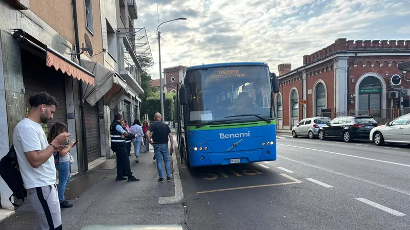 Un bus sostitutivo di Trenord © www.giornaledibrescia.it
