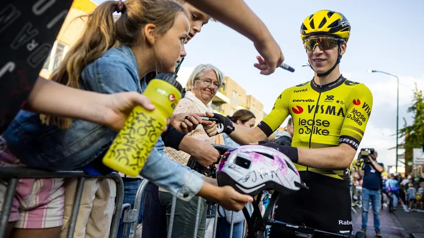 epa12269304 Danish rider Jonas Vingegaard of Team Visma-Lease a Bike gives and autograph prior to the Daags na de Tour, in Boxmeer, the Netherlands, 28 July 2025. The Daags na de Tour is a traditional criterium that is held on the day after the end of Tour de France. EPA/ROB ENGELAAR