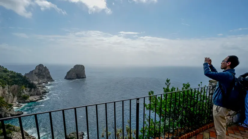 Una veduta sui Faraglioni a Capri, 23 aprile 2024 ANSA/ CIRO FUSCO
