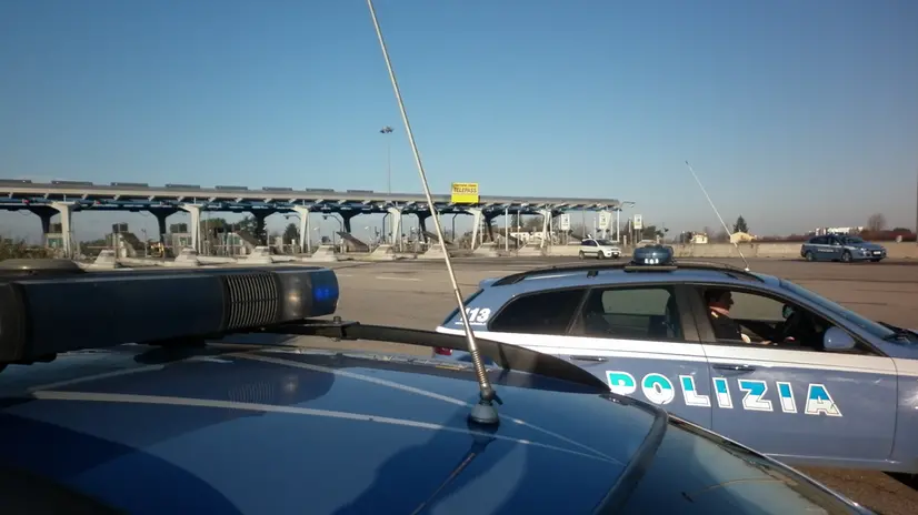 Polizia stradale in servizio in autostrada in A14