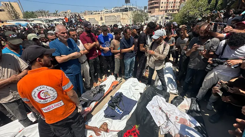 epa12321406 People pray in front of the bodies of Palestinians killed in an Israeli airstrike at Nasser Hospital in Khan Younis, southern Gaza Strip, 25 August 2025. According to the Palestinian Health Ministry, the airstrike hit the fourth floor of the Nasser Medical Complex, followed by a second attack upon the arrival of ambulance crews to retrieve the injured and the dead, leaving at least 20 killed, including 5 journalists. EPA/HAITHAM IMAD