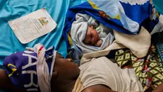 Una donna e il suo bambino in una clinica