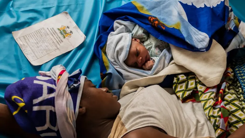 Una donna e il suo bambino in una clinica