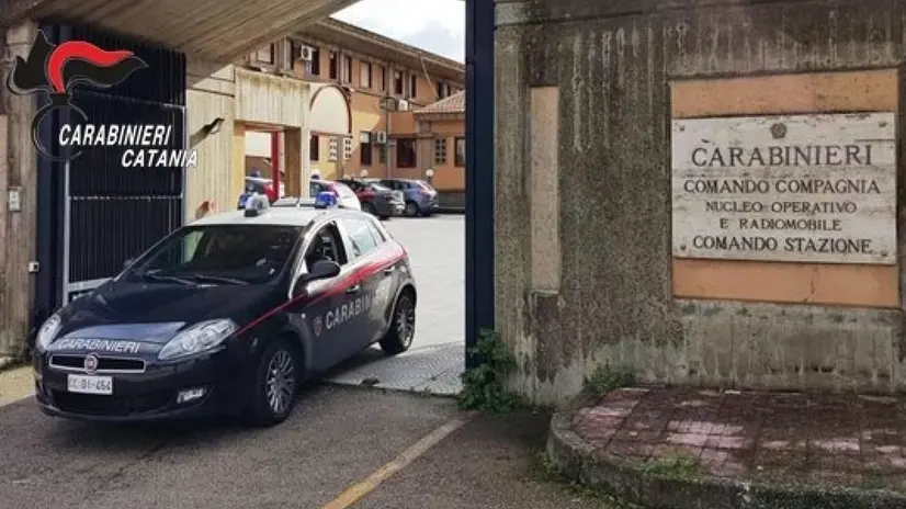 Carabinieri Gravina di Catania, auto di pattuglia davanti sede compagnia