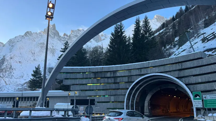 Il traforo del Monte Bianco riaperto dopo quasi nove settimane di chiusura per lavori. Foto scattate il 15 dicembre 2023 sul piazzale italiano della galleria, a Courmayeur (Aosta). +++NPK+++