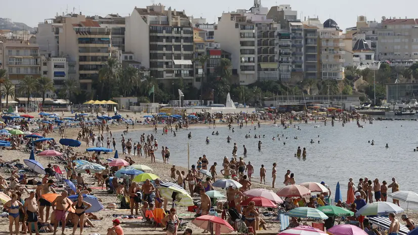 epa10278857 Beachgoers enjoy a day on the seaside during a sunny a warm morning on the All Saints Day holiday in the coastal city of Benidorm, eastern Spain, 01 November 2022. Temperature were expected to reach up to 27 degrees Celsius during the day. EPA/Manuel Lorenzo