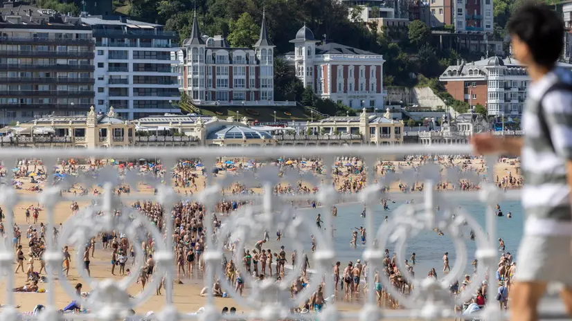 epa12287910 A view of La Concha beach crowded with people in San Sebastian, Spain, 07 August 2025. Temperatures are expected to exceed 30 degrees Celsius. EPA/Javier Etxezarreta