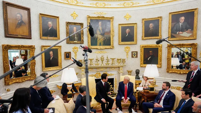 epa12321949 US President Donald Trump (C-R), and South Korea's President Lee Jae-Myung (C-L), during a meeting in the Oval Office of the White House in Washington, DC, USA, 25 August 2025. Lee and Trump are expected to discuss reinforcing their 71-year-old military alliance, including the construction of new US shipyards. EPA/AL DRAGO / POOL