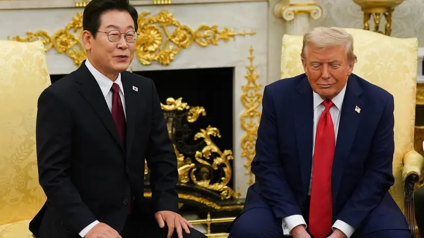 epa12321948 US President Donald Trump (R), and South Korea's President Lee Jae-Myung (L), during a meeting in the Oval Office of the White House in Washington, DC, USA, 25 August 2025. Lee and Trump are expected to discuss reinforcing their 71-year-old military alliance, including the construction of new US shipyards. EPA/AL DRAGO / POOL