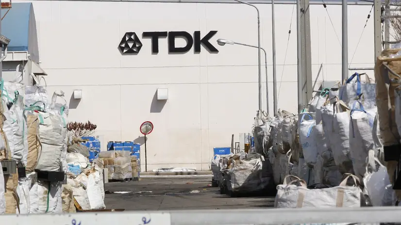 epa03030695 The TDK Thailand Co., Ltd. plant at the Rojana Industrial Park, about 90 kms north of Bangkok, in Ayutthaya province, Thailand, 10 December 2011. The plant was flooded and is now being cleaned, the manufacture of its rare-earth magnets, recording media, and sensors was relocated to substitution plants during the innundation. Clean up and plant restoration at the industrial estate, one of seven shutdown by flooding in October, is in full swing. Thailand's worst floods in at least 50 years have hit electronics and car sectors. As a regional hub for many top car producers and as the world's second-biggest maker of hard disk drives, Thailand faces a drop in income and a tough recovery ahead. EPA/BARBARA WALTON