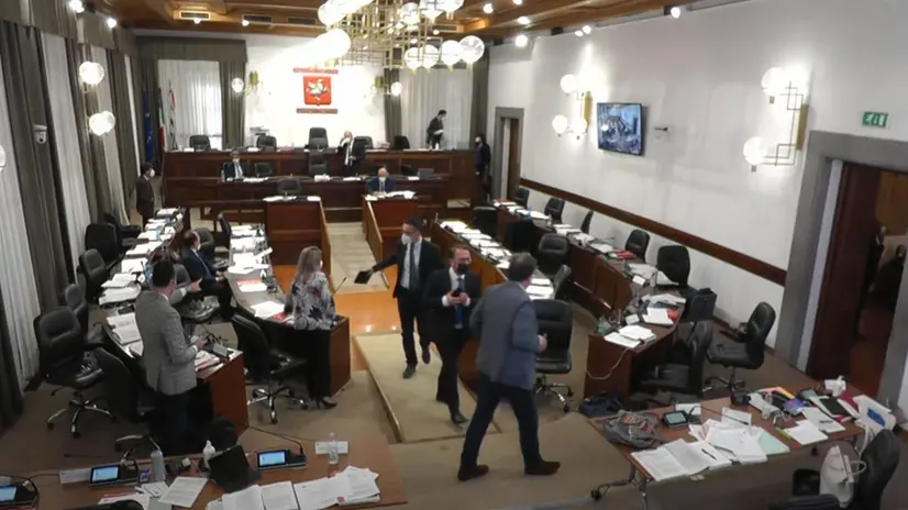 FRAME da video del consiglio toscano interrotto per il terremoto