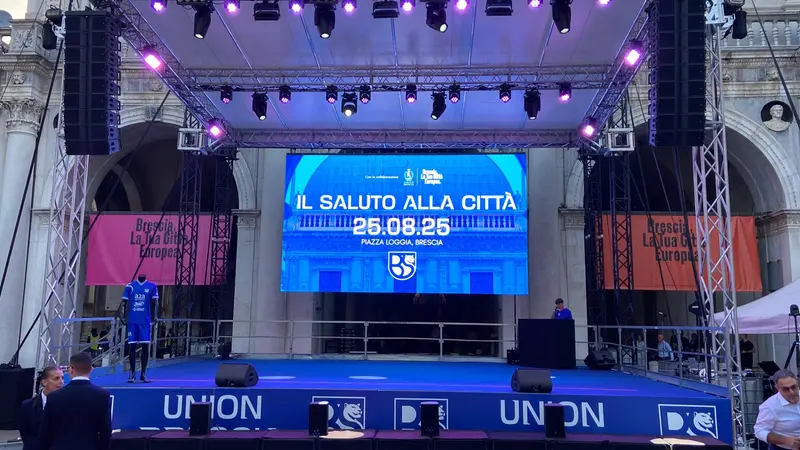 Il palco allestito in piazza Loggia - © www.giornaledibrescia.it