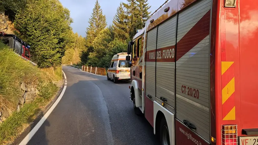 L'ambulanza e il camion dei Vigili del Fuoco intervenuti