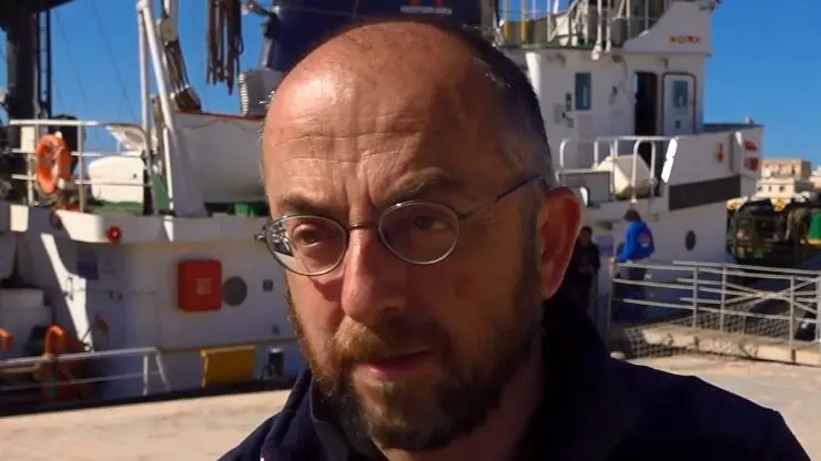 Il capomissione della nave Mediterranea, il bresciano Beppe Caccia