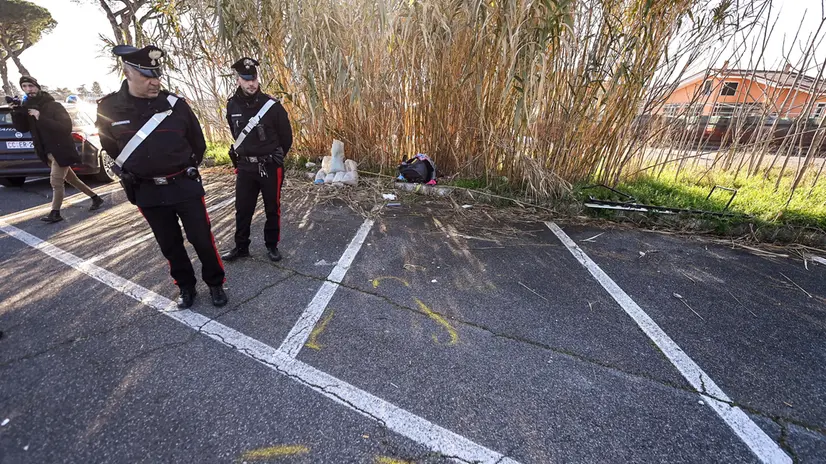 Carabinieri sul luogo dell’uccisione del ragazzo di 14 anni nel parcheggio della fermata della metro C Pantano a Monte Compatri, Roma, 13 gennaio 2024. ANSA/RICCARDO ANTIMIANI