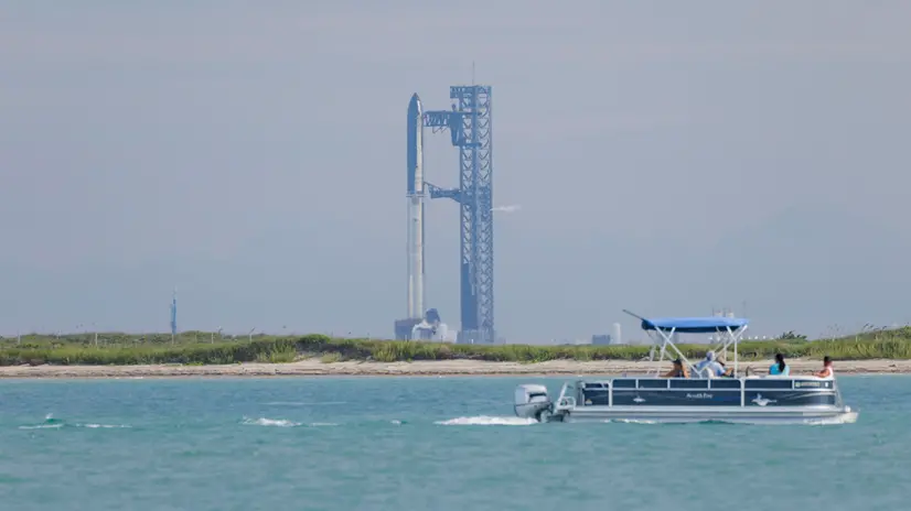 epa12320780 A view of SpaceX's 10th Starship test rocket seen from Isla Blanca Park at South Padre Island, Texas, USA, 24 August 2025. Following several failures, SpaceX's Starship, the largest and most powerful rocket ever built, failed to launch from their Starbase, Texas facility 30 minutes before the designated time due to cited 'ground system issues.' EPA/MICHAEL GONZALEZ