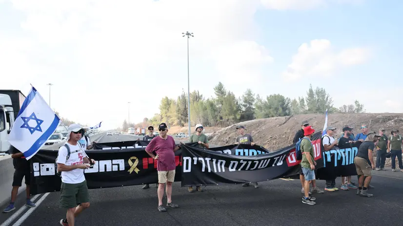 epa12305991 Protesters block the main road connecting Tel Aviv and Jerusalem, Israel, 17 August 2025. The protest is part of a nationwide strike to demand the immediate release of the hostages held by Hamas and to call on the Israeli government to stop the war in Gaza. EPA/ABIR SULTAN
