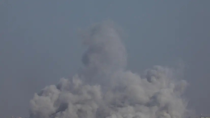 epa12320893 Smoke rises following Israeli airstrikes in the northern Gaza Strip as seen from the Israeli side of the border, 25 August 2025. EPA/ATEF SAFADI