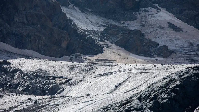 La crisi climatica, tra temperature sempre più calde ed eventi meteo estremi, colpisce l'arco alpino, rendendo ghiacciai e montagne sempre più fragili e instabili. Secondo l'Osservatorio Città Clima di Legambiente, nei primi sette mesi del 2025 sono stati 83 gli eventi meteo estremi registrati nelle regioni dell'arco alpino, trenta dei quali in Lombardia, la regione più colpita seguita da Veneto (18) e Piemonte (17). Proprio in Lombardia, in Valmalenco, ha fatto tappa la Carovana dei ghiacciai, la campagna di Legambiente che monitora i ghiacciai alpini in collaborazione con Cipra Italia e con la partnership scientifica della Fondazione Glaciologica Italiana. Osservato speciale il ghiacciaio Ventina, in forte arretramento secondo gli esperti. ANSA/UFFICIO STAMPA LEGAMBIENTE 'CAROVANA DEI GHIACCIAI' +++FOTO DIFFUSA DALL'UFFICIO STAMPA - USARE SOLO PER ILLUSTRARE OGGI LA NOTIZIA INDICATA NEL TITOLO - NON ARCHIVIARE - NON VENDERE - NON USARE PER FINI NON GIORNALISTICI - NPK+++