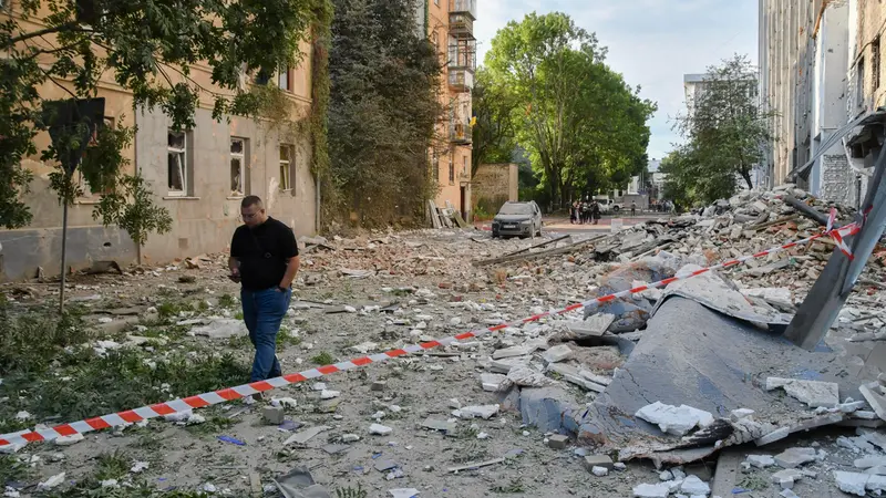 Detriti in strada dopo un attacco russo su Lviv, in Ucraina - Foto Ansa/Epa/Mykola Tys © www.giornaledibrescia.it