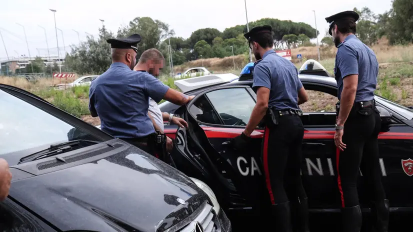 Carabinieri del Nucleo Radiomobile arrestano 2 uomini colpevoli di una tentata rapina con coltello ai danni del negozio Ipercarni di Tor Sapienza. I sospettati sono stati identificati grazie all’analisi immediata delle immagini di videosorveglianza del supermarket, Roma, 12 Agosto 2025. ANSA/GIUSEPPE LAMI Sono circa 100 gli equipaggi che quotidianamente 24 ore su 24 intevengono sul territorio della capitale.