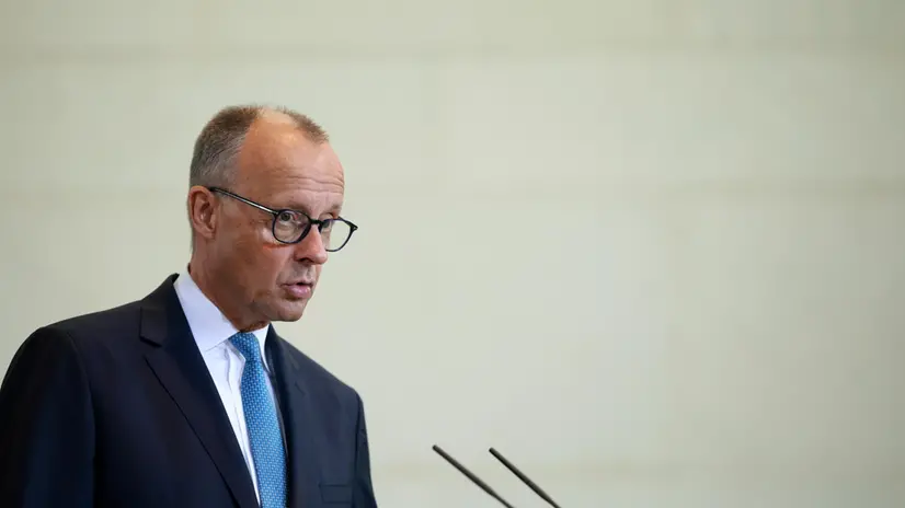 epa12323141 German Chancellor Friedrich Merz gestures during a joint press conference with Canada's prime minister at the Chancellery in Berlin, Germany, 26 August 2025. EPA/CLEMENS BILAN