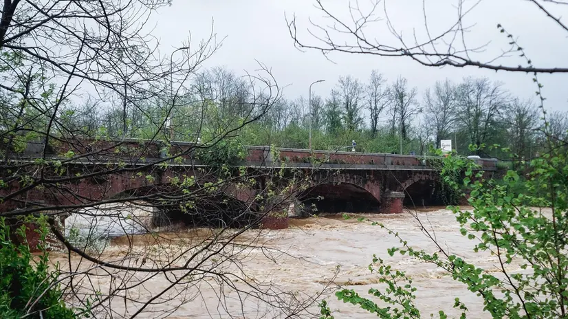 Il torrente Orco in piena a Chivasso per l'ondata di maltempo in Piemonte, 17 aprile 2025./// The Orco torrent in flood folllowing heavy rain, in Chivasso, Piedmont region, Italy, 17 April 2025. ANSA/ TINO ROMANO