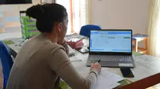 Una commercialista prepara da casa un documento fiscale per un'azienda cliente, Roma, 29 maggio 2023. ANSA / CARMELA GIUDICE (generica, simbolica, donna, lavoro, smart working, casa, remoto)