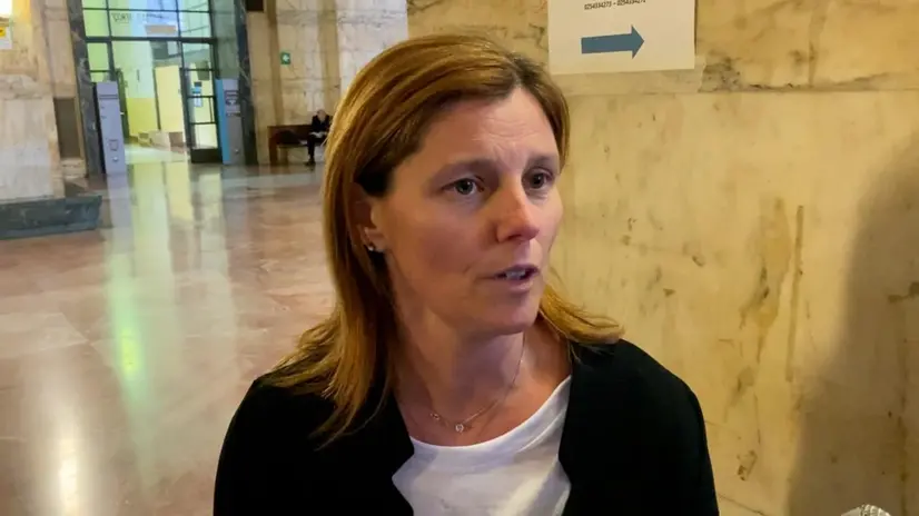 Un fermo immagine tratto da un video mostra Viviana Pifferi, sorella di Alessia, la 37enne che era presente alla prima udienza del processo in cui è accusata di omicidio volontario aggravato per aver lasciato morire di stenti la figlia Diana di quasi un anno e mezzo, abbandonandola da sola in casa per sei giorni, Milano, 27 marzo 2023. La sorella, anche lei in aula in Corte d'Assise a Milano e con una maglietta addosso con stampata la foto della nipote, e la madre della 37enne, nonna della piccola, saranno parti civili nel processo contro Alessia Pifferi. ANSA/ ALANEWS