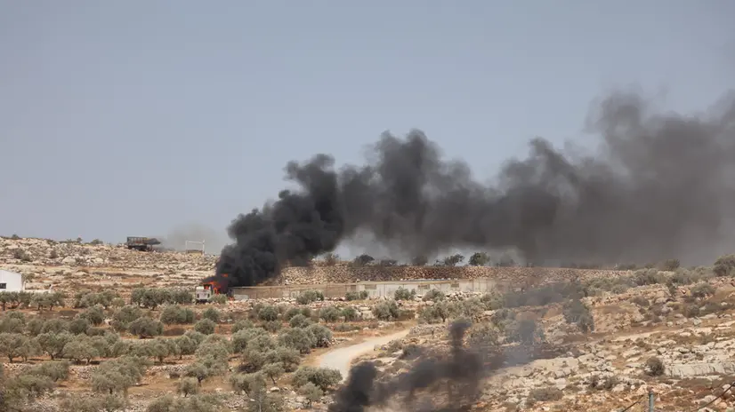 epa12304507 The scene as Israeli settlers attack the village of Der Abu Falah, east of Ramallah, 16 August 2025. According to the Palestinian Health Ministry, at least four Palestinians were wounded in the incident. EPA/ALAA BADARNEH
