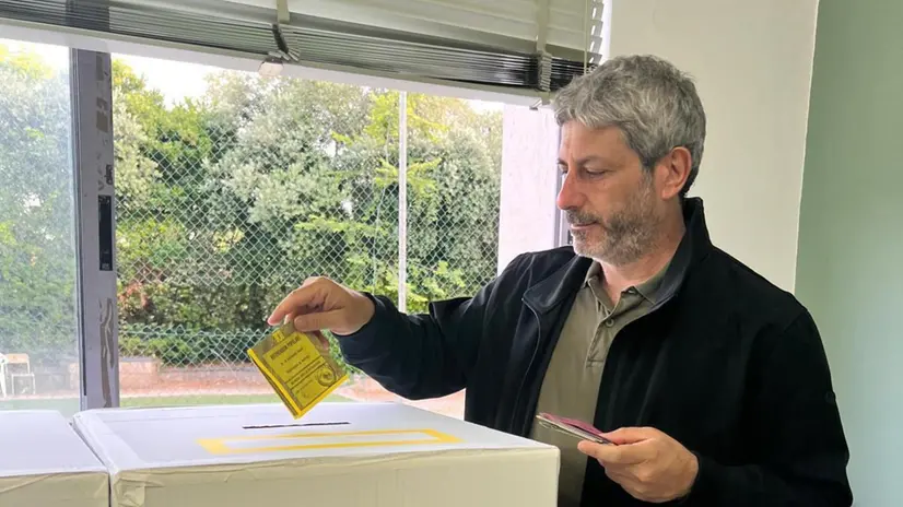 Roberto Fico mentre vota al seggio elettorale per il referendum, Napoli 8 giugno 2025. ANSA/Cesare Abbate