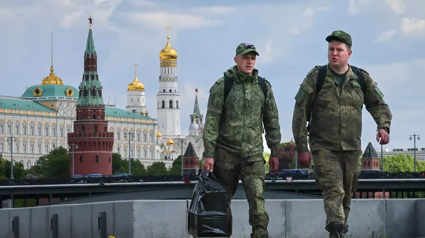 epa12102321 Two Russian soldiers walk in front of the Kremlin in Moscow, Russia, 15 May 2025. EPA/YURI KOCHETKOV