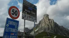 Il cartello sul passo - © www.giornaledibrescia.it