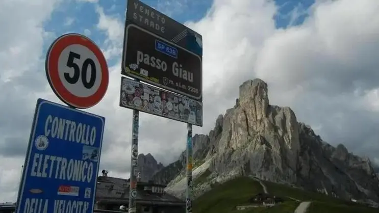 Il cartello sul passo - © www.giornaledibrescia.it