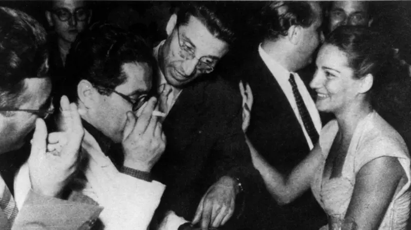 Cesare Pavese (al centro) alla consegna del Premio Strega nel 1950 - © www.giornaledibrescia.it