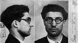 Le foto segnaletiche di Cesare Pavese all'epoca del confino in Calabria nel 1935 (foto centro Studi Cesare Pavese)