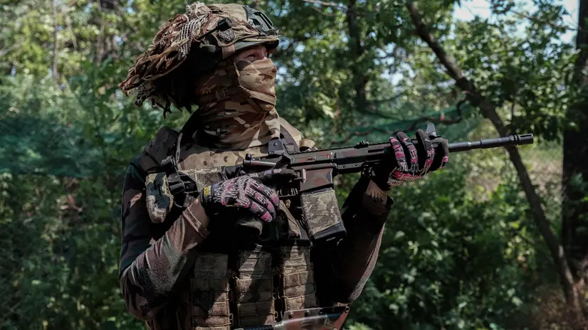 epa12256345 A member of the drone teams of the 20th Lyubart Brigade of the 1st Corps of the National Guard Azov on the Toretsk front line, Donetsk region, Ukraine, 23 July 2025. First Person View (FPV) drones have become one of the most widely used weapons by the Ukrainian and Russian armies in the conflict in Ukraine EPA/MARIA SENOVILLA
