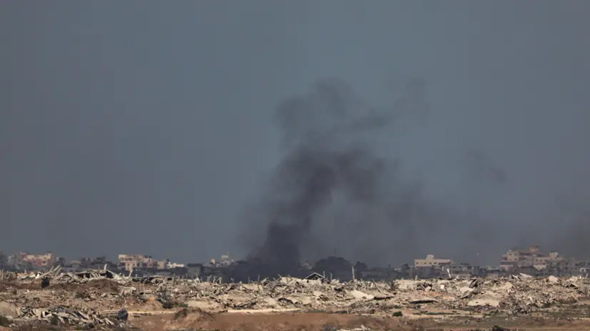 epa12321320 Smoke rises following Israeli airstrikes in the northern Gaza Strip as seen from the Israeli side of the border, 25 August 2025. EPA/ATEF SAFADI