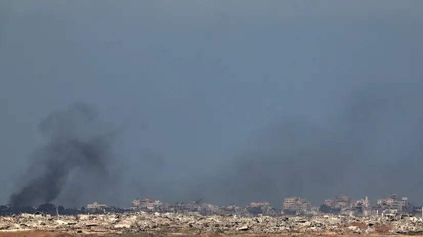epa12321321 Smoke rises following Israeli airstrikes in the northern Gaza Strip as seen from the Israeli side of the border, 25 August 2025. EPA/ATEF SAFADI