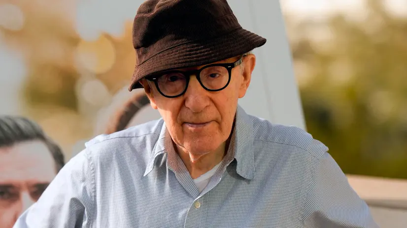 epa10867574 US film-maker Woody Allen poses for photographers during the presentation of his latest film, 'Coup de chance', in Barcelona, Catalonia, north-eastern Spain, 18 September 2023. Allen is also in Barcelona to inaugurate later on 18 September the Voll-Damm Jazz Festival 2023. EPA/Enric Fontcuberta